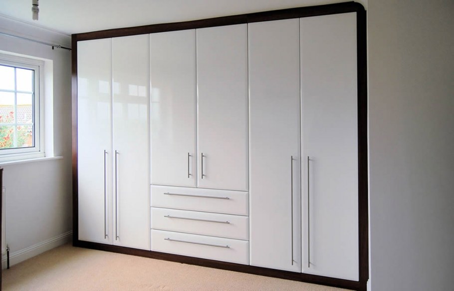 Встроенный шкаф с распашными дверцами