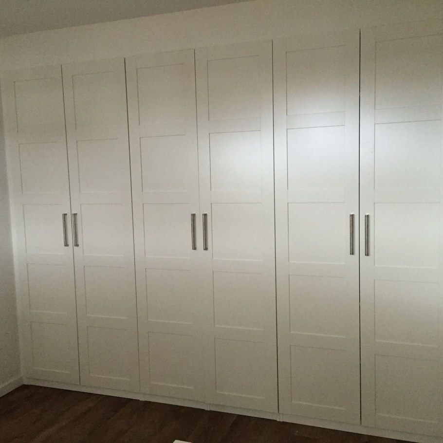 Шкаф распашной с фрезерованными ручками