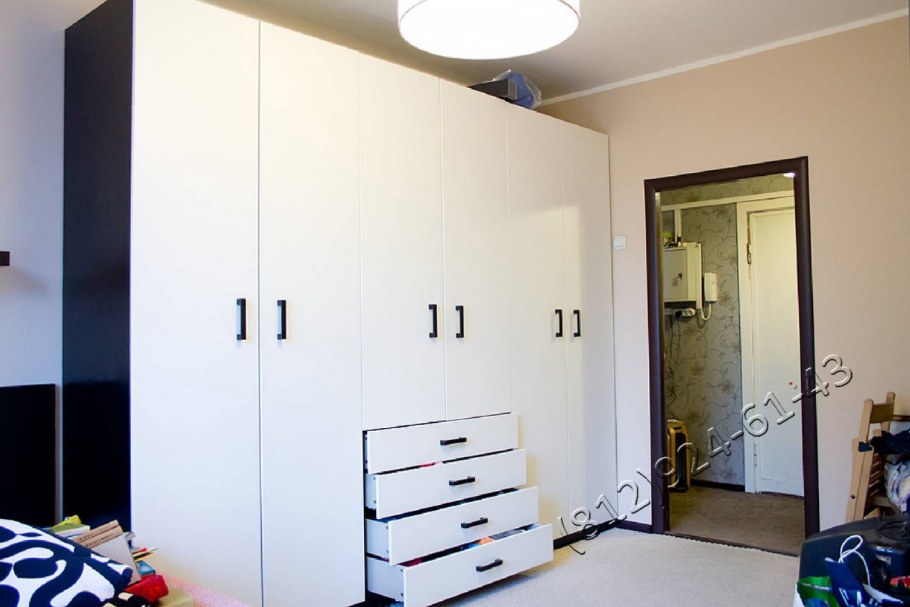 Шкаф с длинными ручками