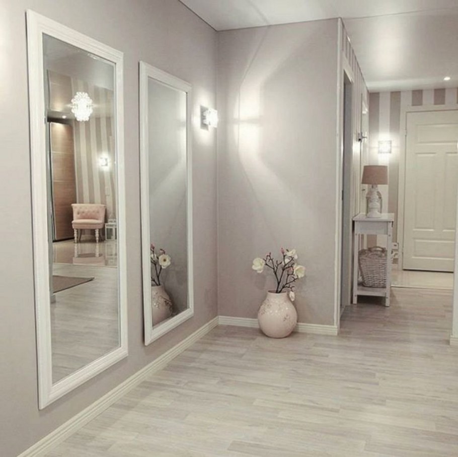 Коридор с серыми дверями