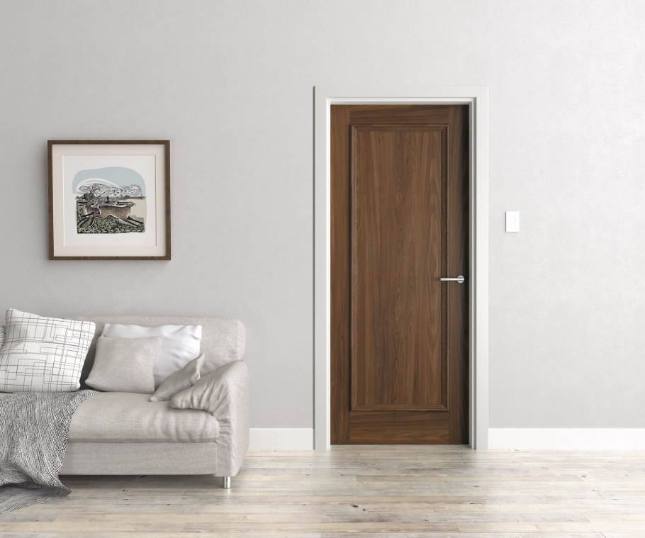 Белый плинтус и коричневые двери