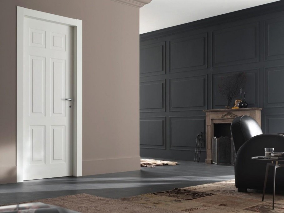 Серые стены белые двери