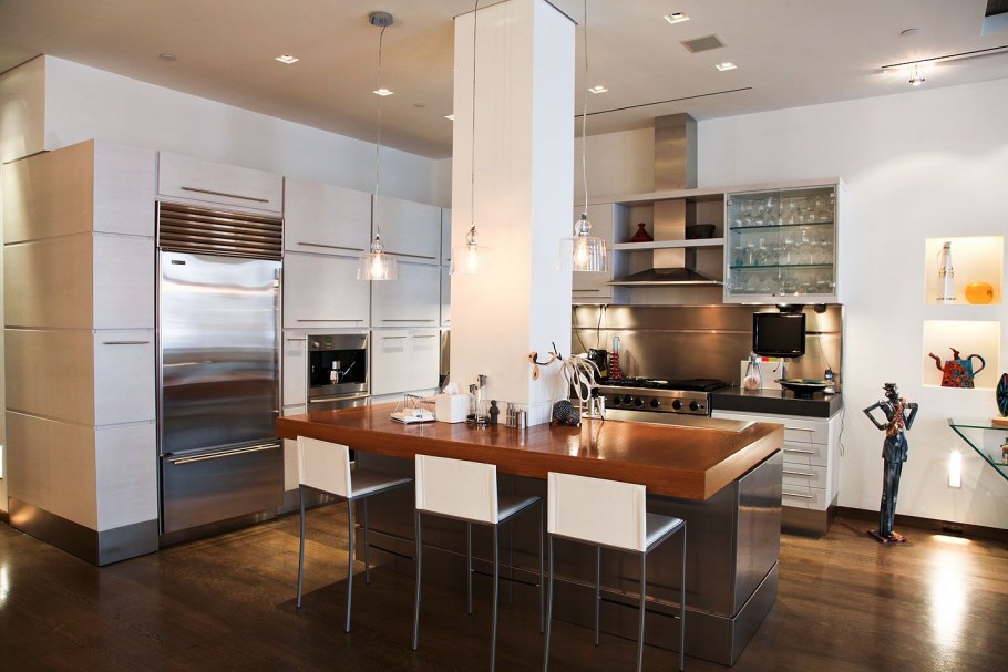 Кухня с островом и колонной