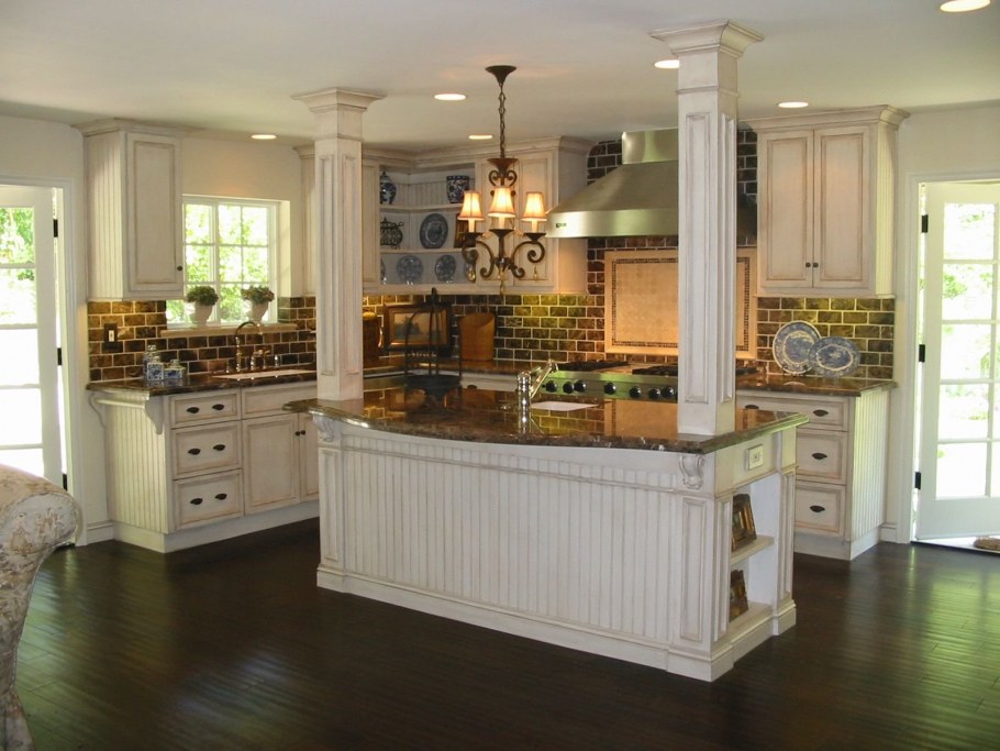 Кухонный остров у колонны