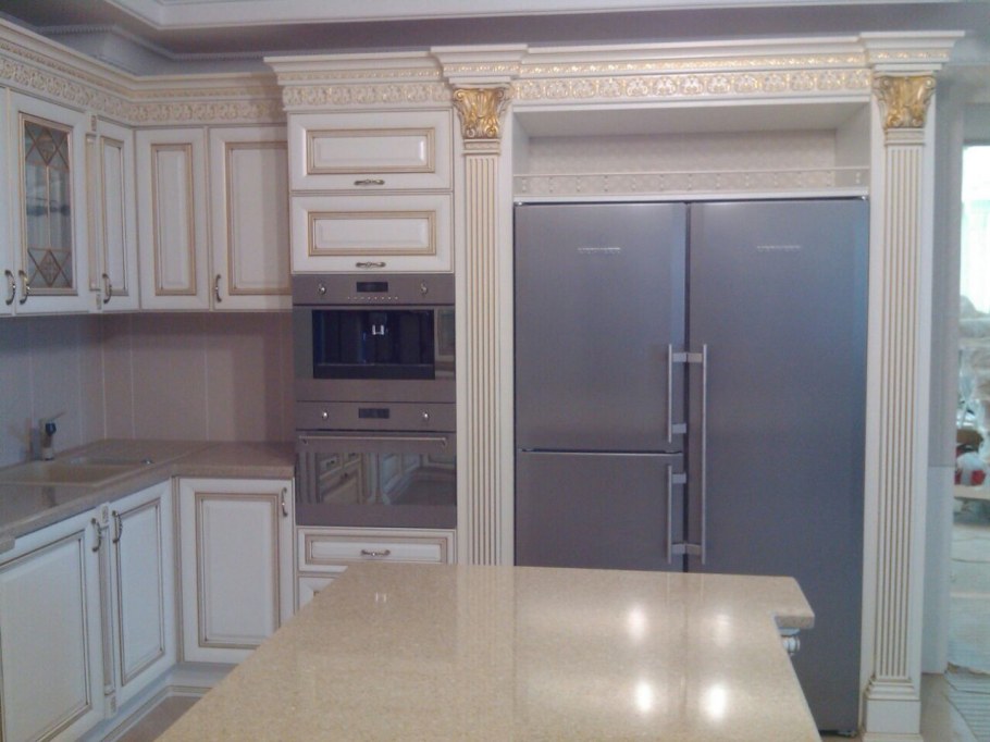 Кухонный гарнитур с колонной