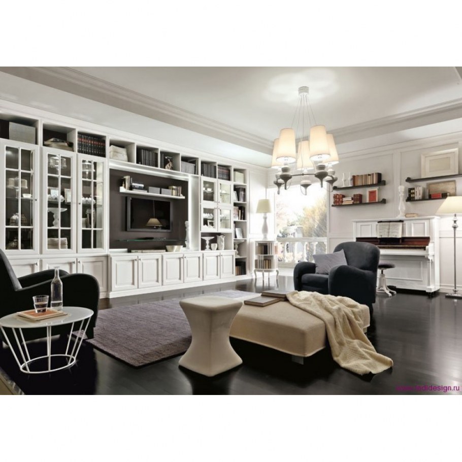 Гостиная с камином в современном классическом стиле