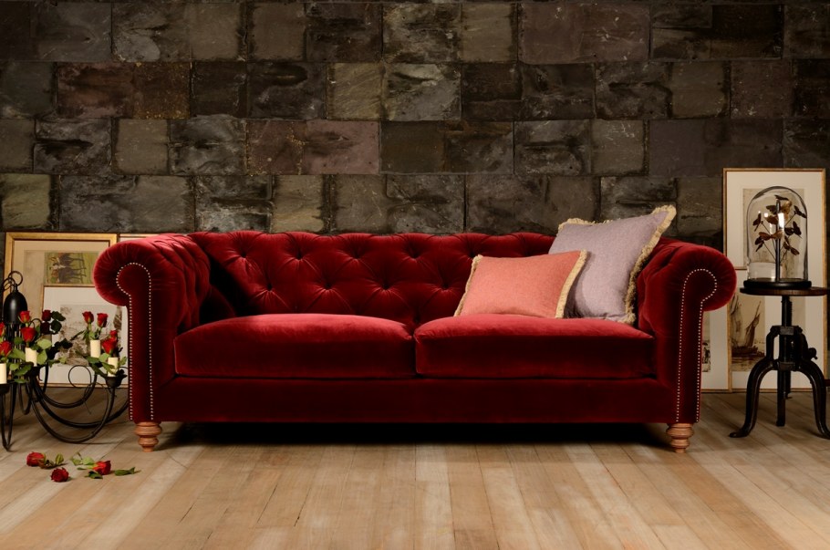 Бордовый диван в классической гостиной