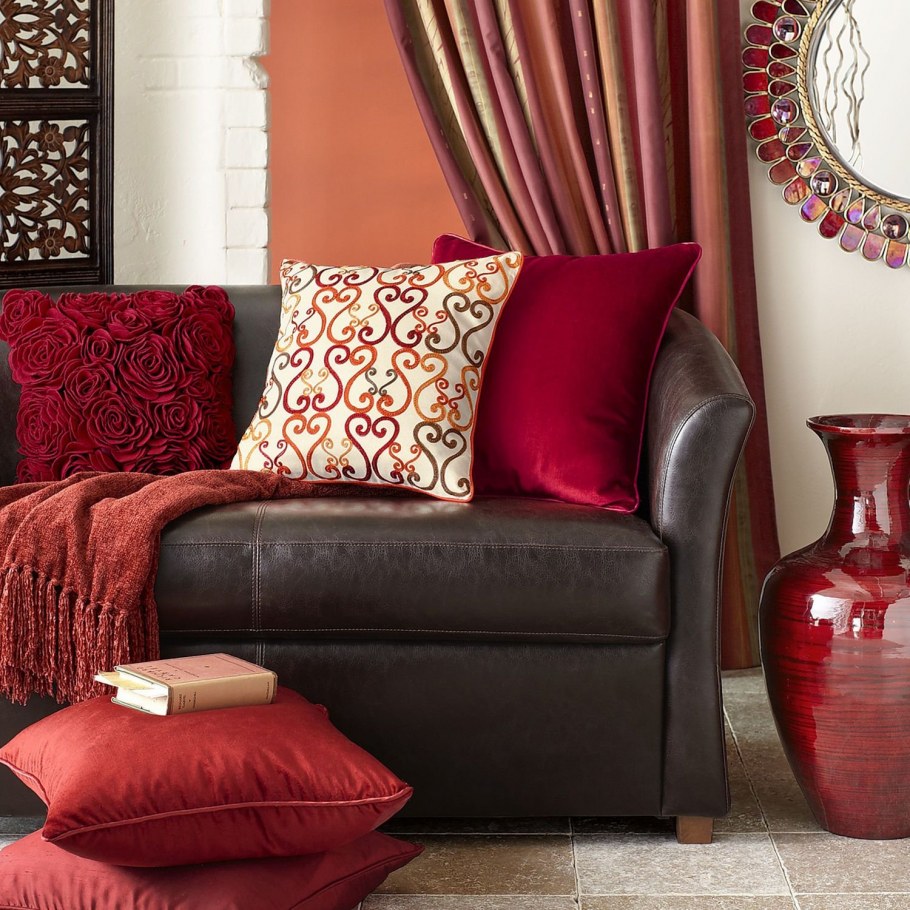 Бордовая мягкая мебель в интерьере гостиной
