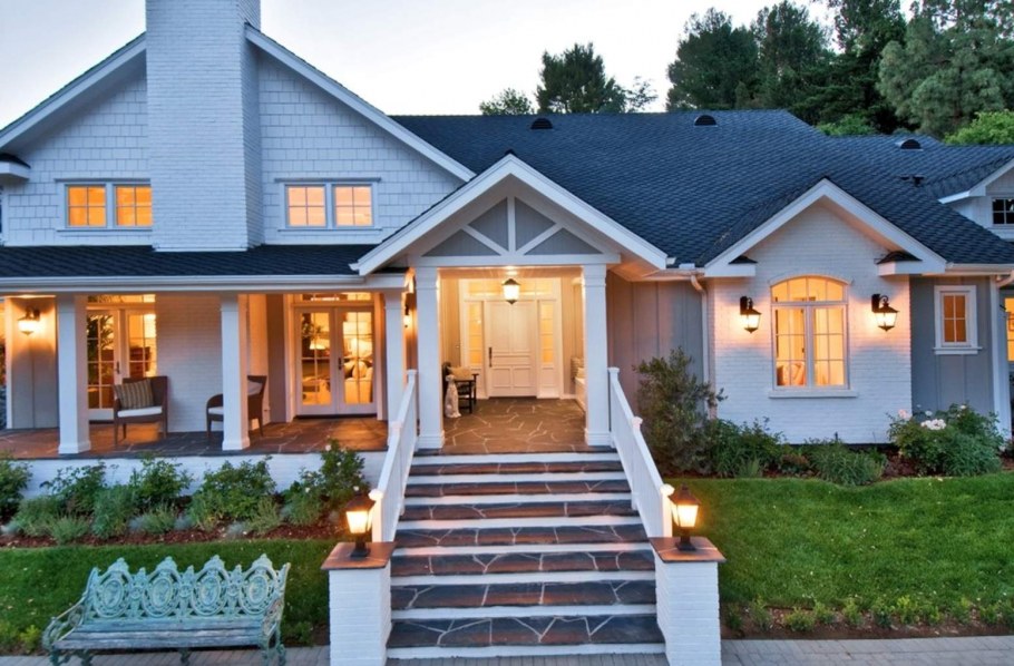 Одноэтажный дом с высоким крыльцом