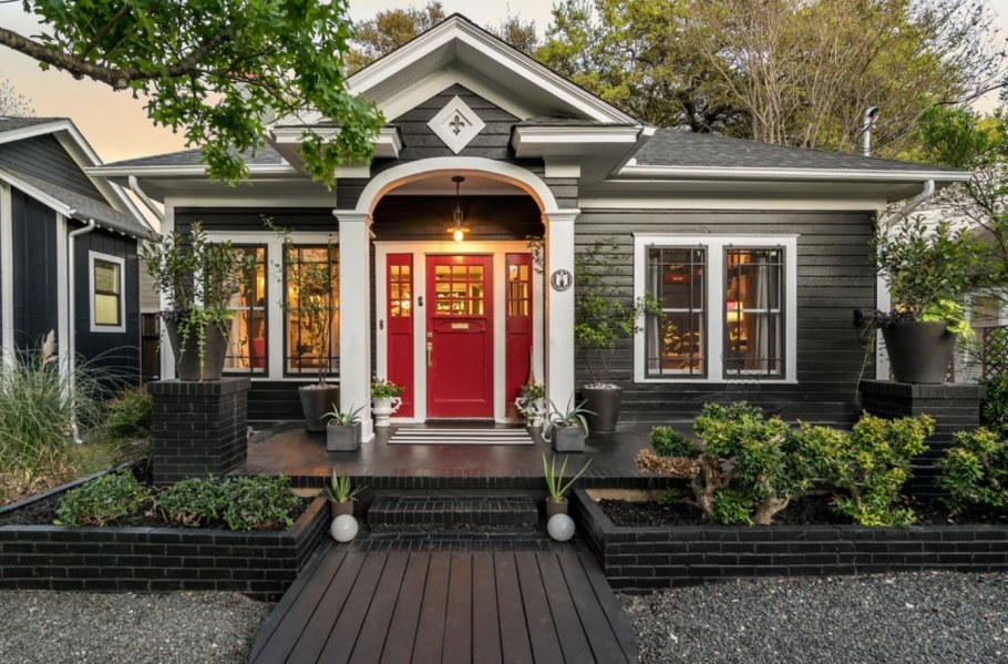 Дом с вальмовой крышей и террасой