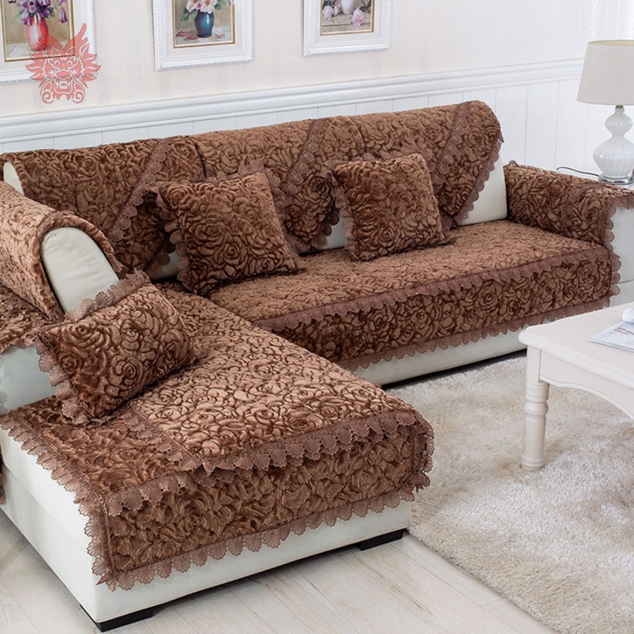 Бежевый диван с синими подушками