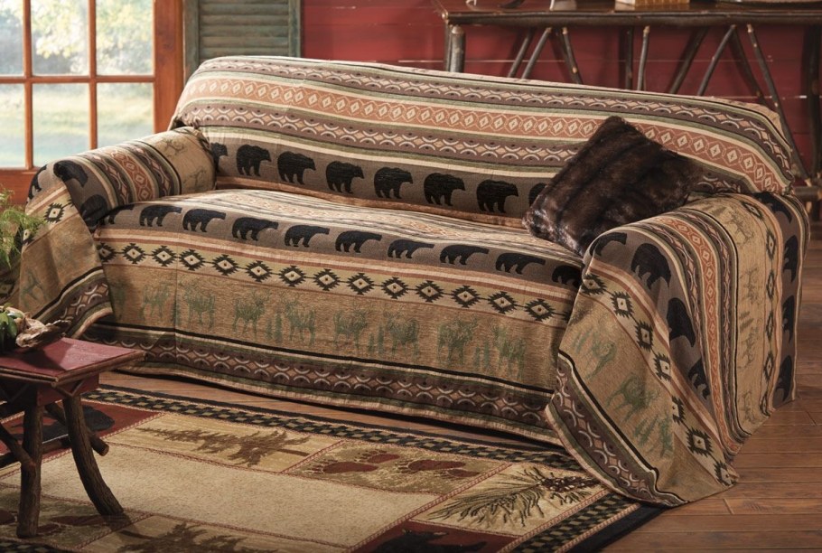 Диван накрытый пледом