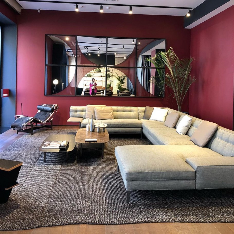 Гостиная с большим диваном