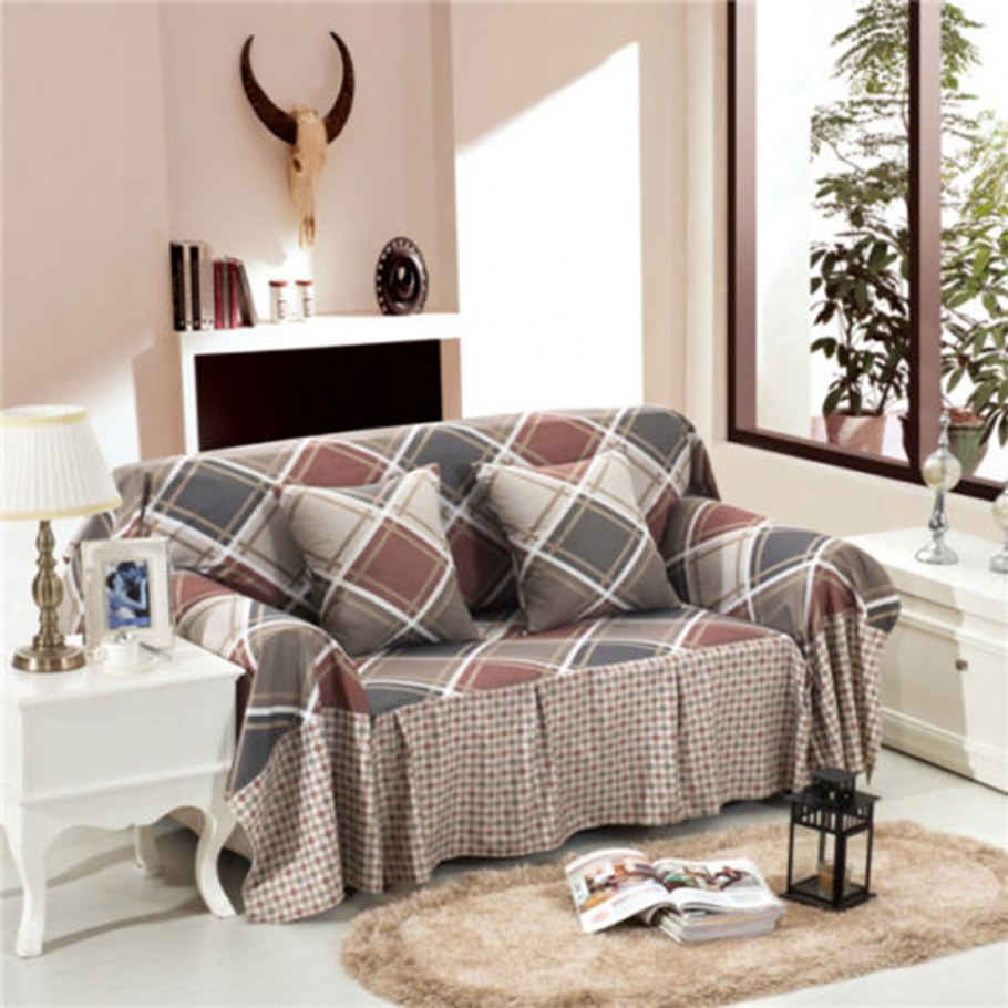 Диван с покрывалом в интерьере