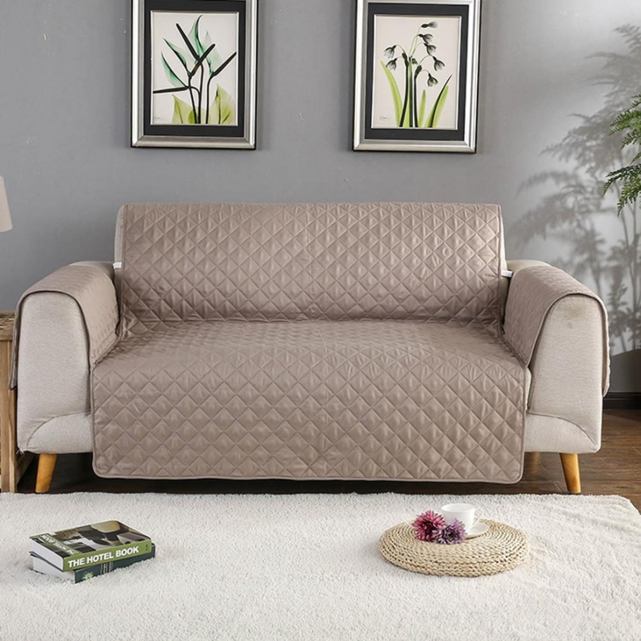 Коричневый диван в гостиной