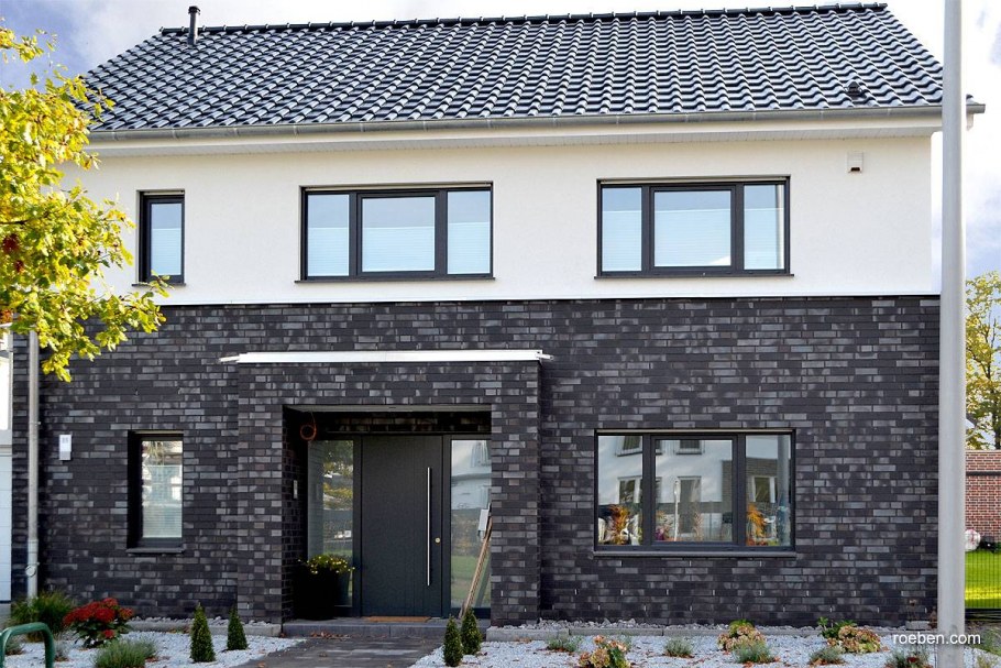 Двухэтажный дом из белого кирпича