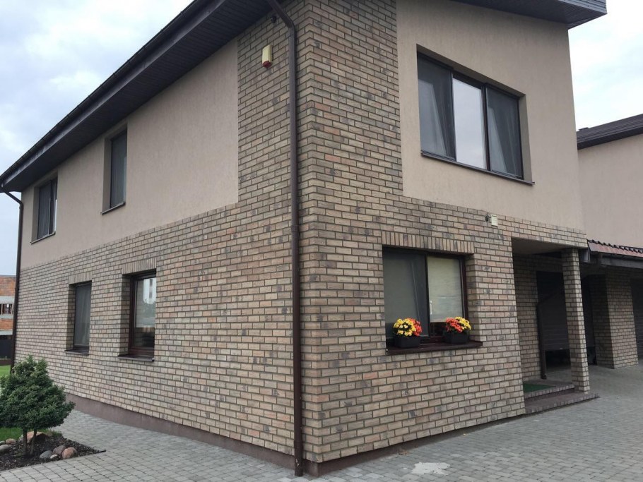 Фасад дома из коричневого кирпича