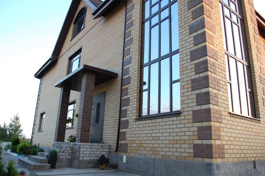 Фасад из желтого кирпича