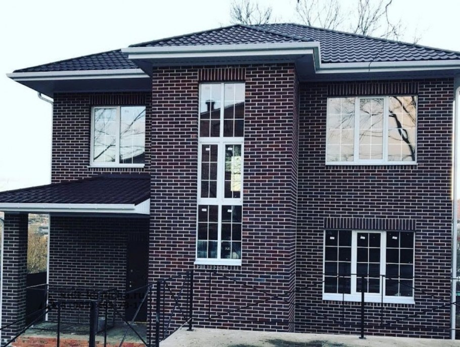 Дома из темного кирпича