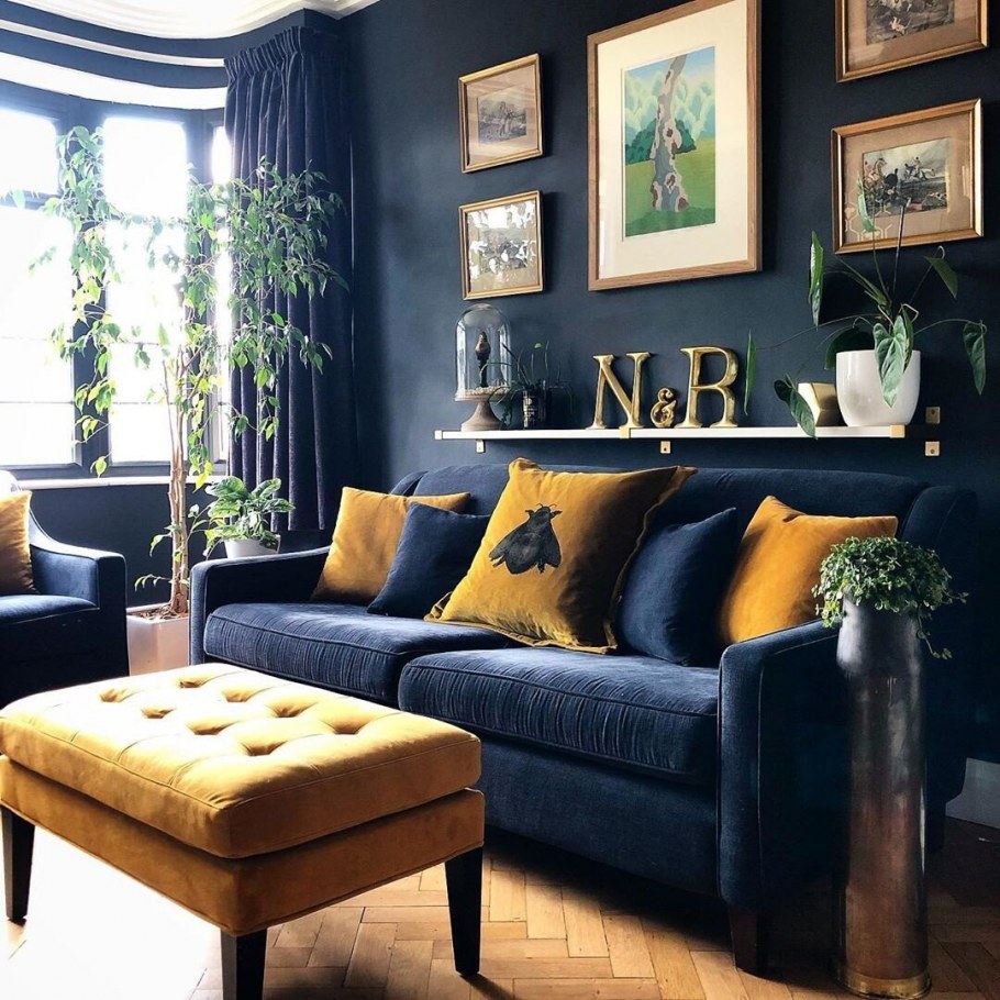 Декорирование стены за диваном