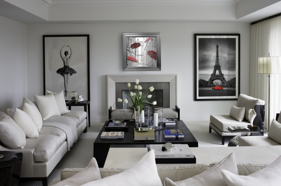 Полка за диваном в гостиной