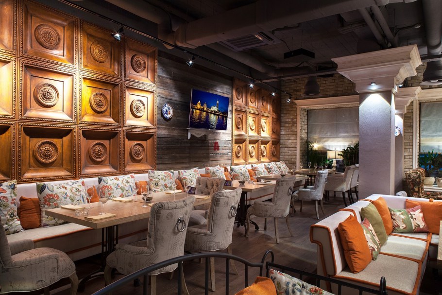 Ресторан с красным интерьером