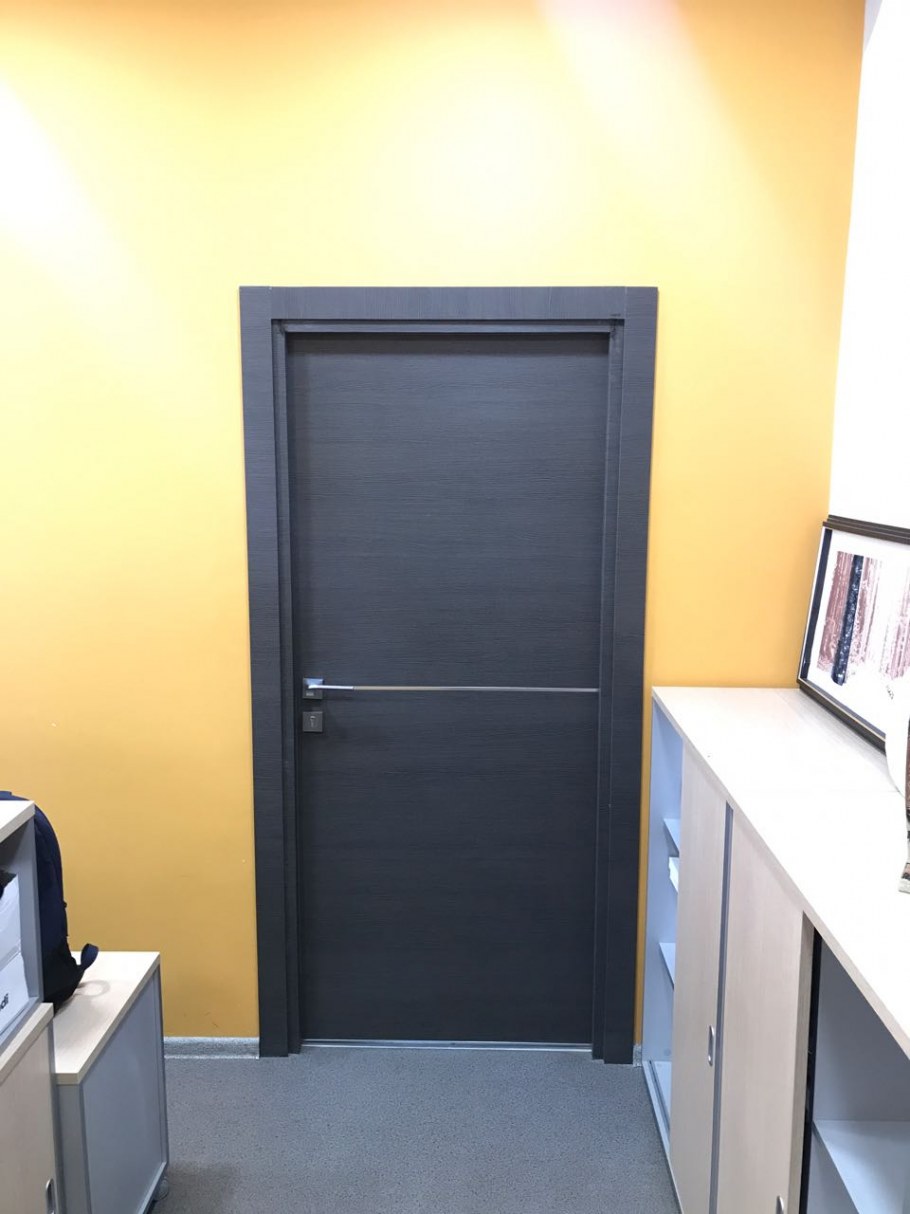 Антрацитовые двери в интерьере