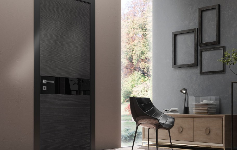 Светильник над входной дверью в прихожей