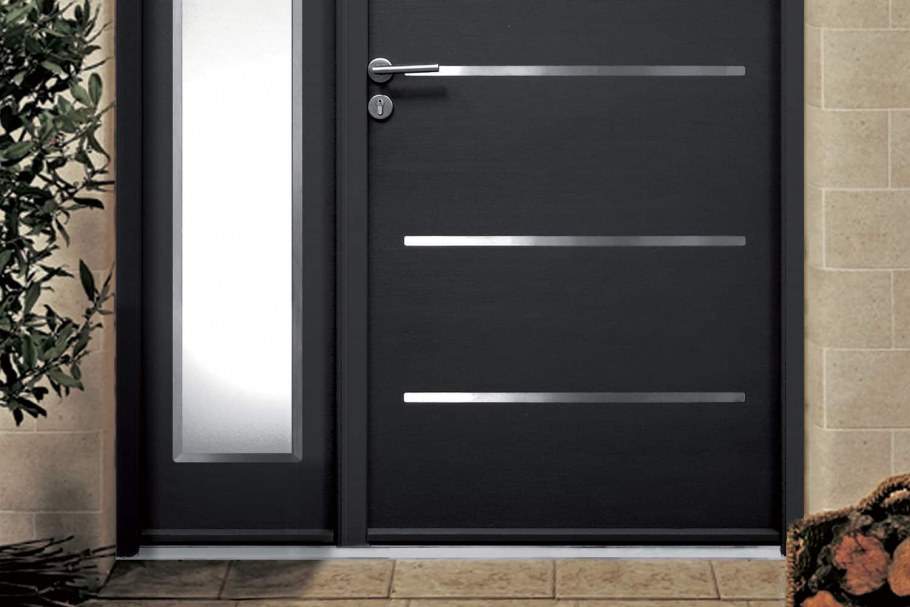 Входная дверь цвета антрацит в интерьере