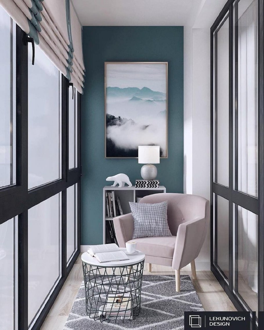 Балкон с крашеной вагонкой