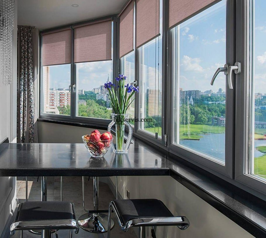 Интерьер лоджии с панорамным остеклением