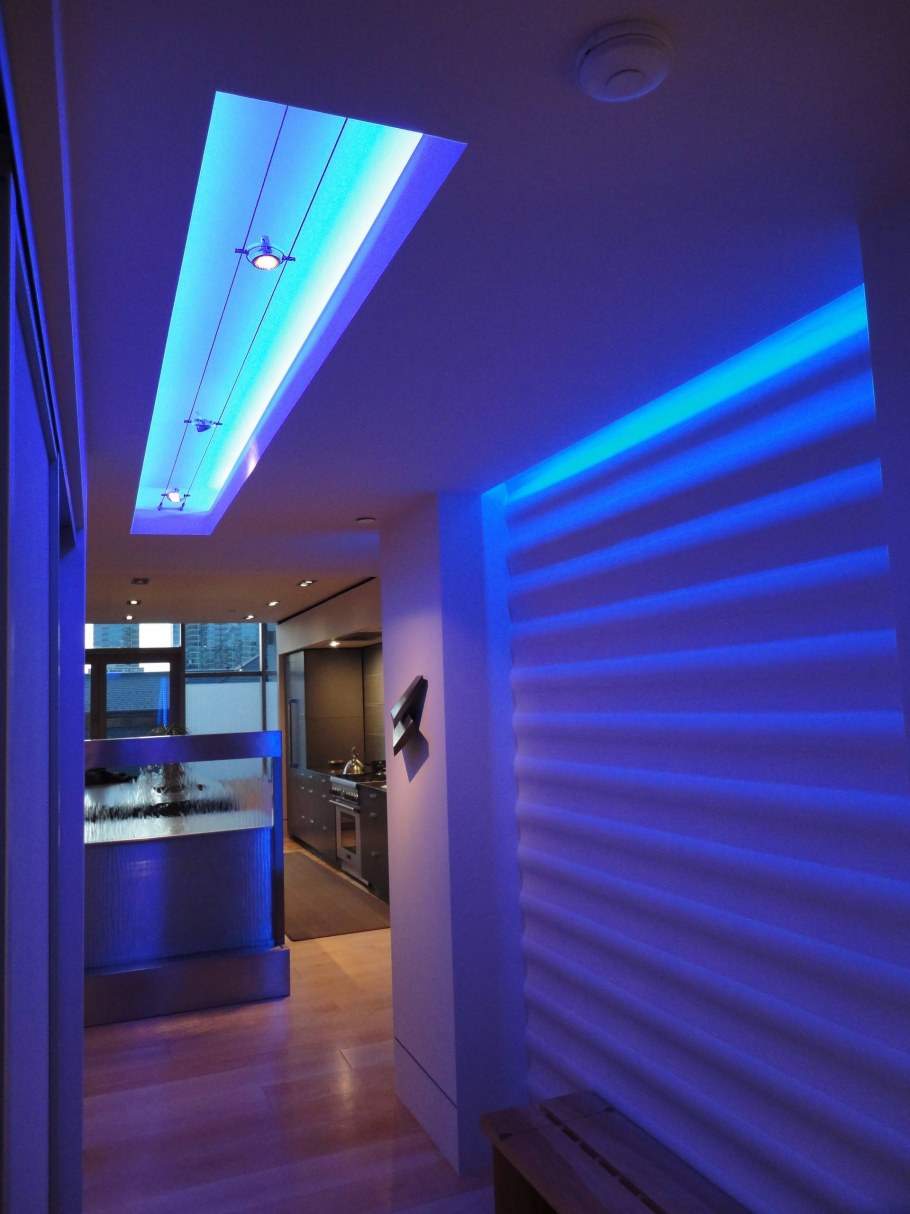 Светодиодная лента на стене