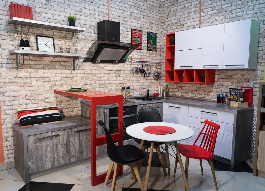 Кухня черная с деревом