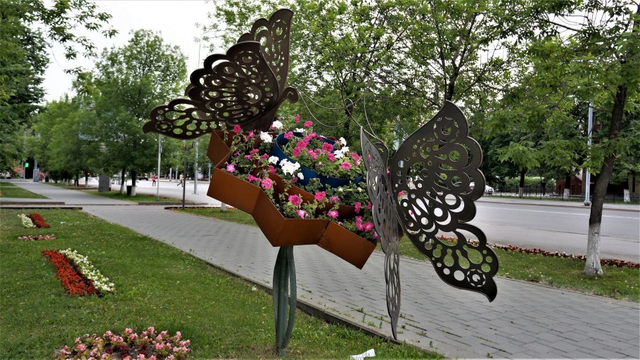 Клумба бабочка из металла