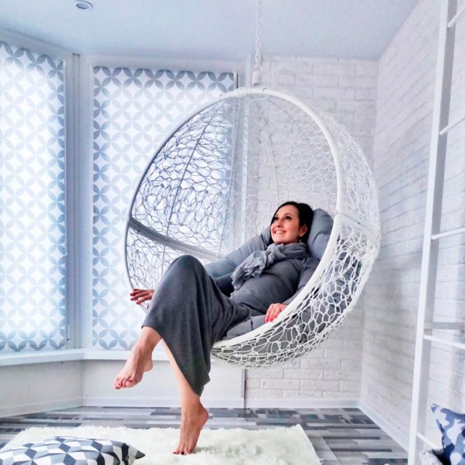 Подвесное кресло на террасе