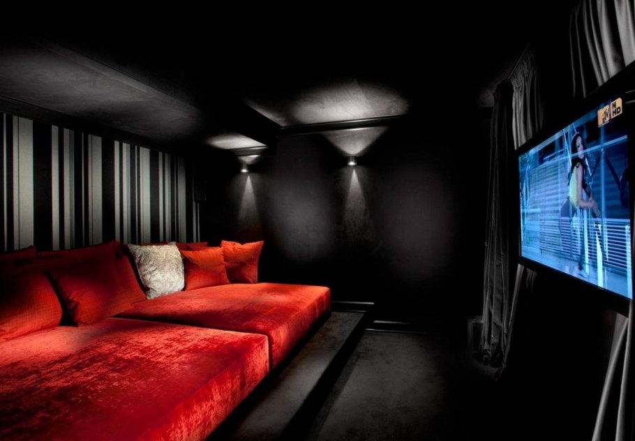 Комната с черными стенами