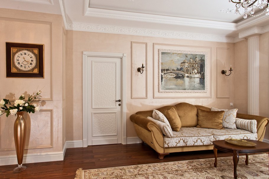 Молдинги для стен в интерьере гостиной