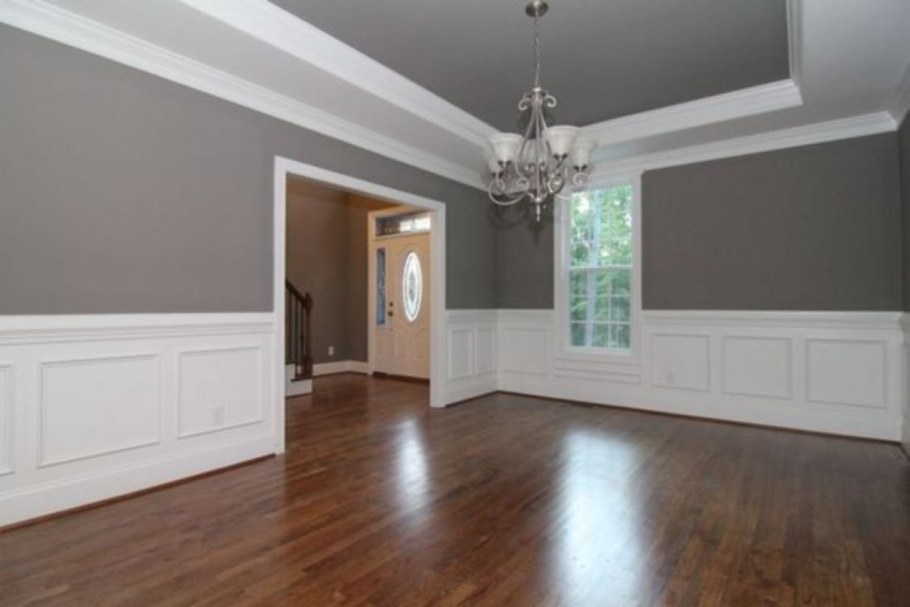 Серая стена с молдингами