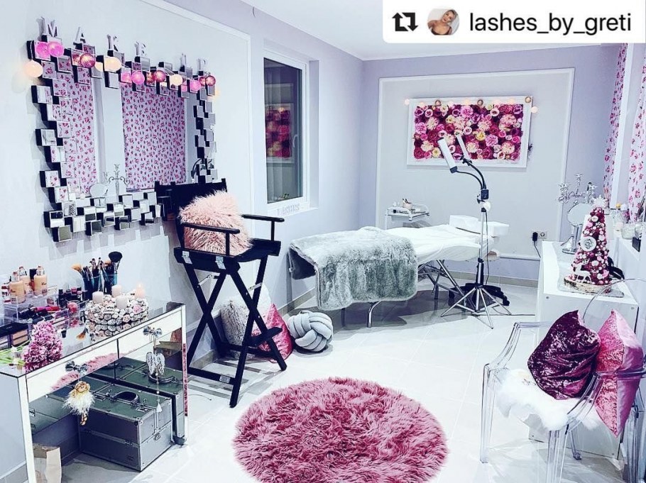 Салон красоты с фиолетовыми стенами