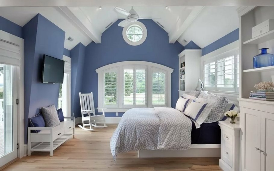Комната с голубыми стенами