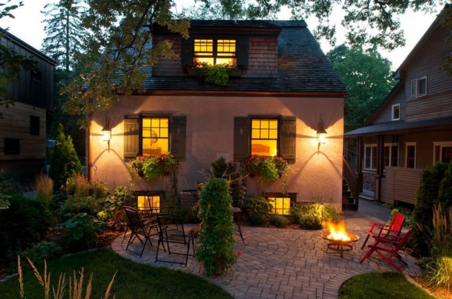 Беседка на газоне