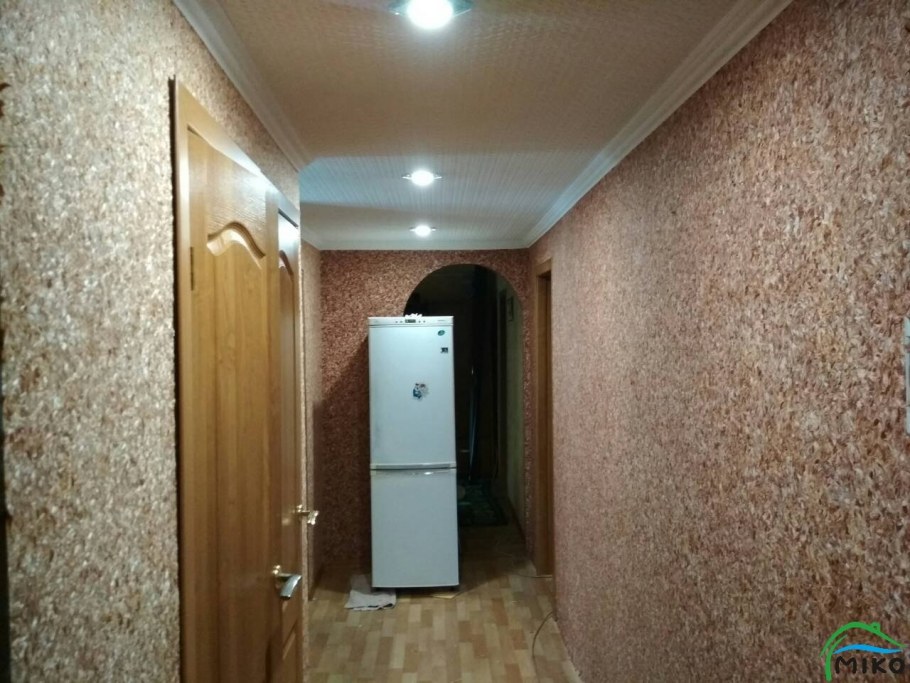 Фактурная штукатурка короед в коридоре