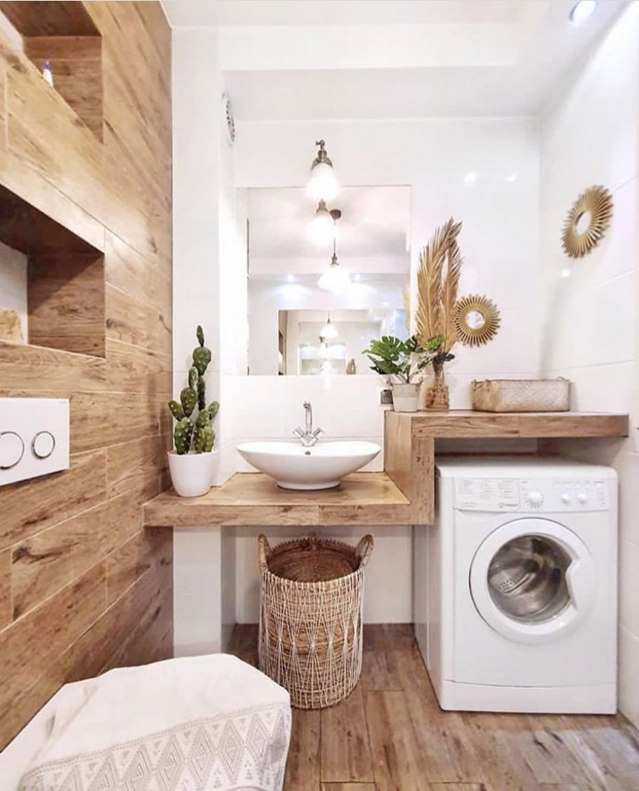 Открытые полки в ванной комнате