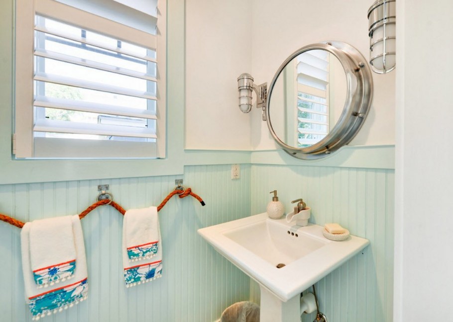 Полки в маленькой ванной