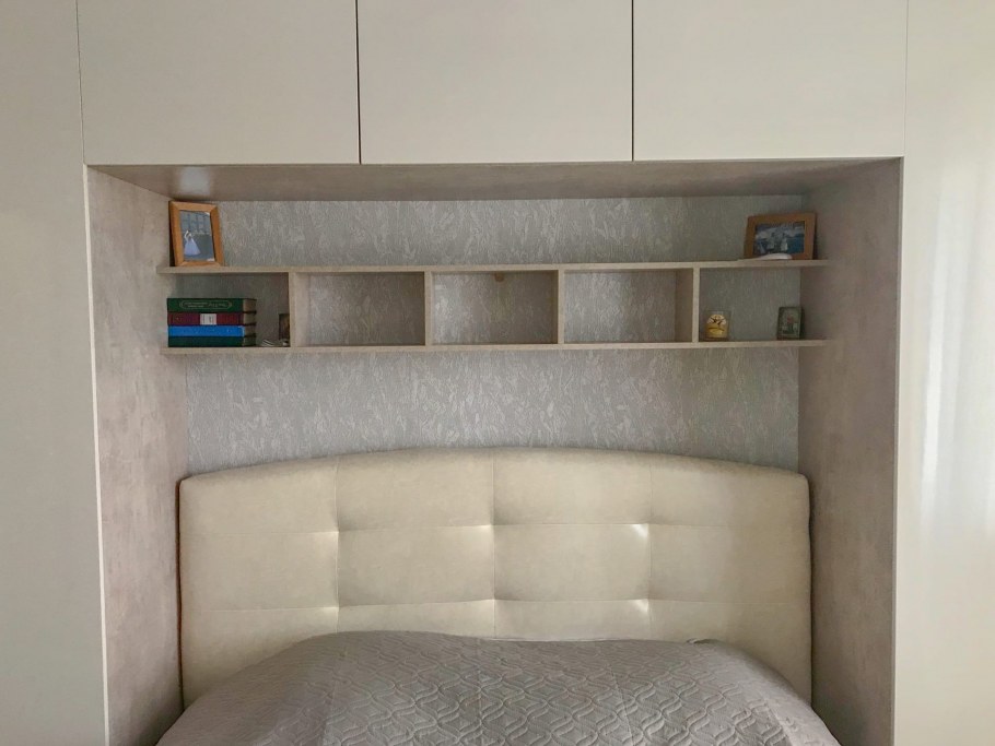 Навесные шкафы в спальню