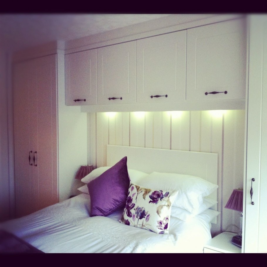 Шкаф вокруг кровати