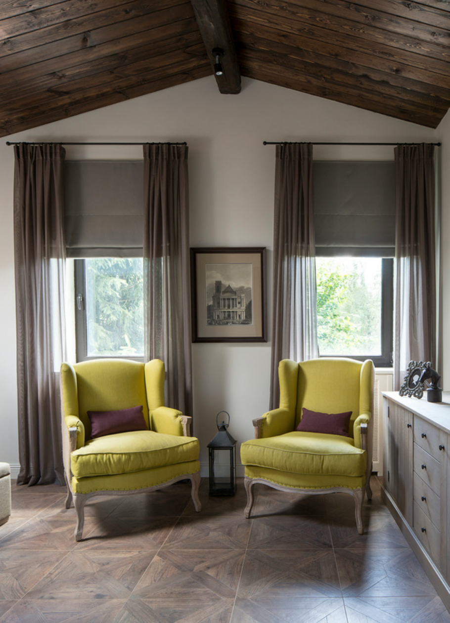 Деревянные потолки в спальне в квартире