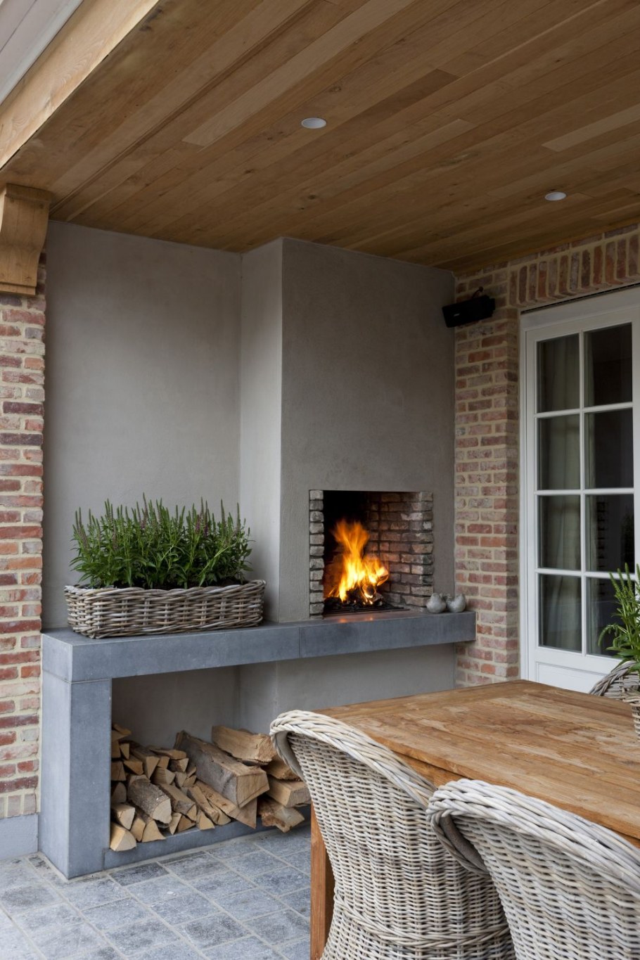 Веранда с камином