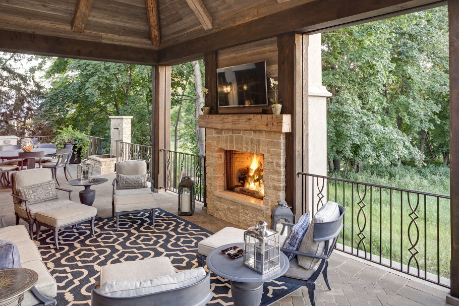 Зона барбекю с камином