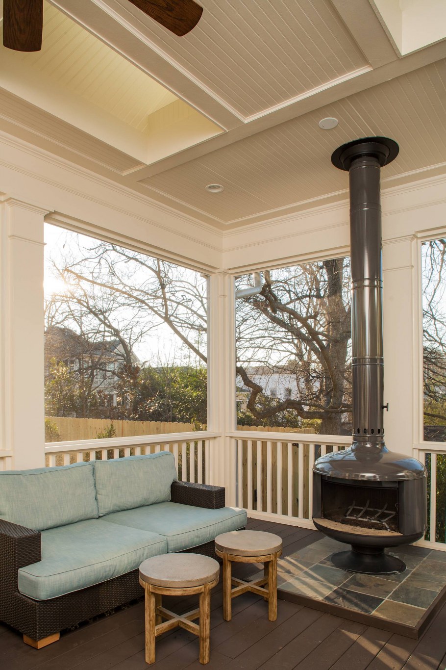 Веранда с камином